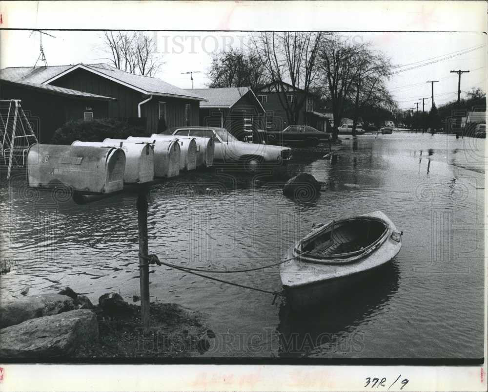 1980 Press Photo Flood - A make Shift Boat Quay - Historic Images