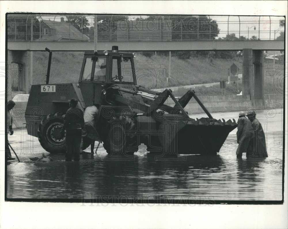 1983 Press Photo County Road clear flood Corner - Historic Images