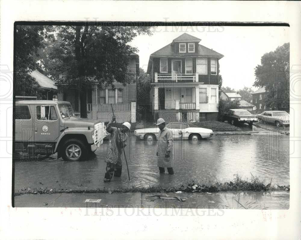 1983 Press Photo Flood Detroit Road suction drains F-94 - Historic Images