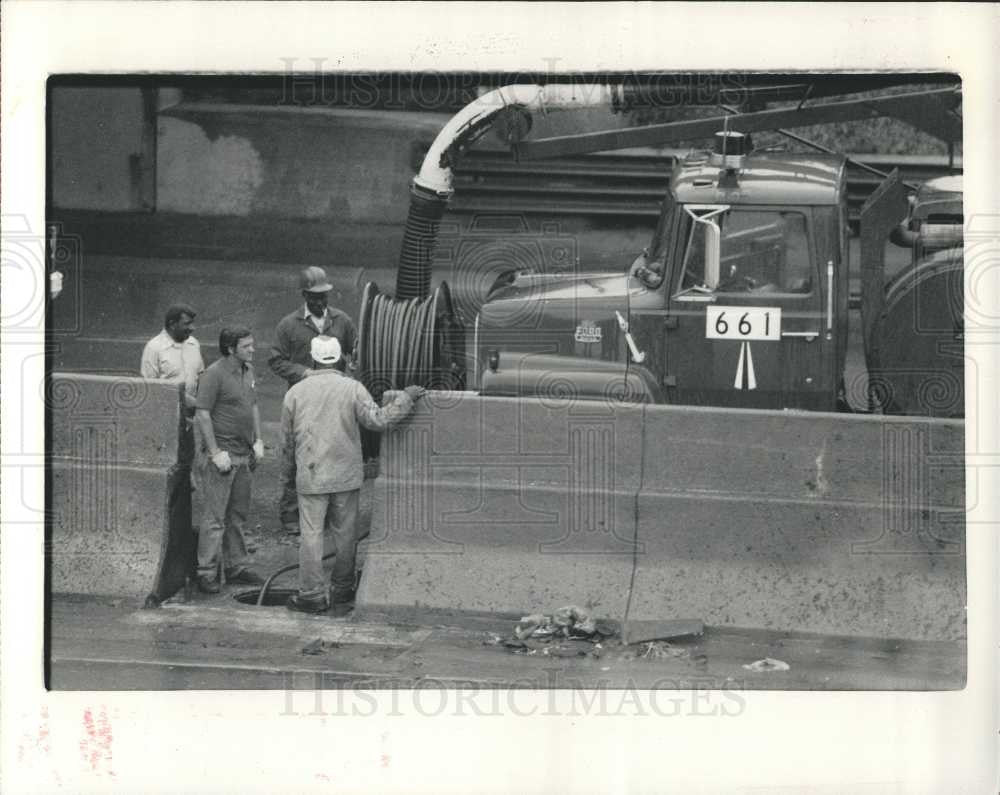 1983 Press Photo Flood Water Overflow - Historic Images