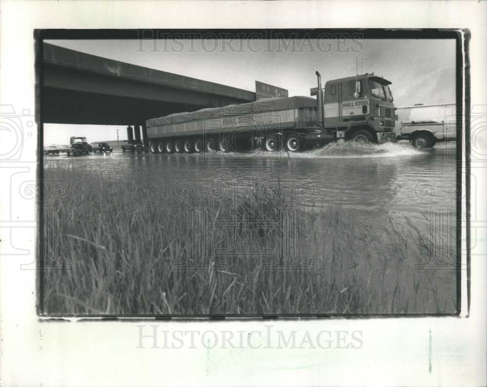 1989 Press Photo Truck - Historic Images