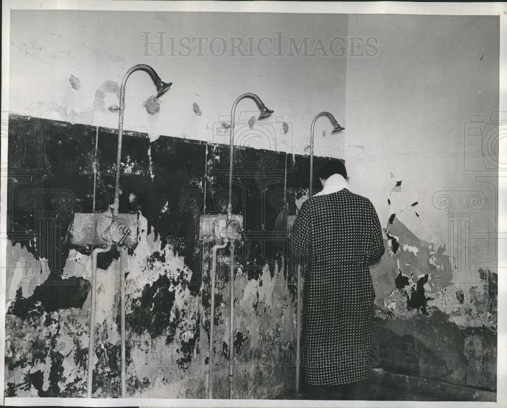 Press Photo boys, shower, bathroom - Historic Images