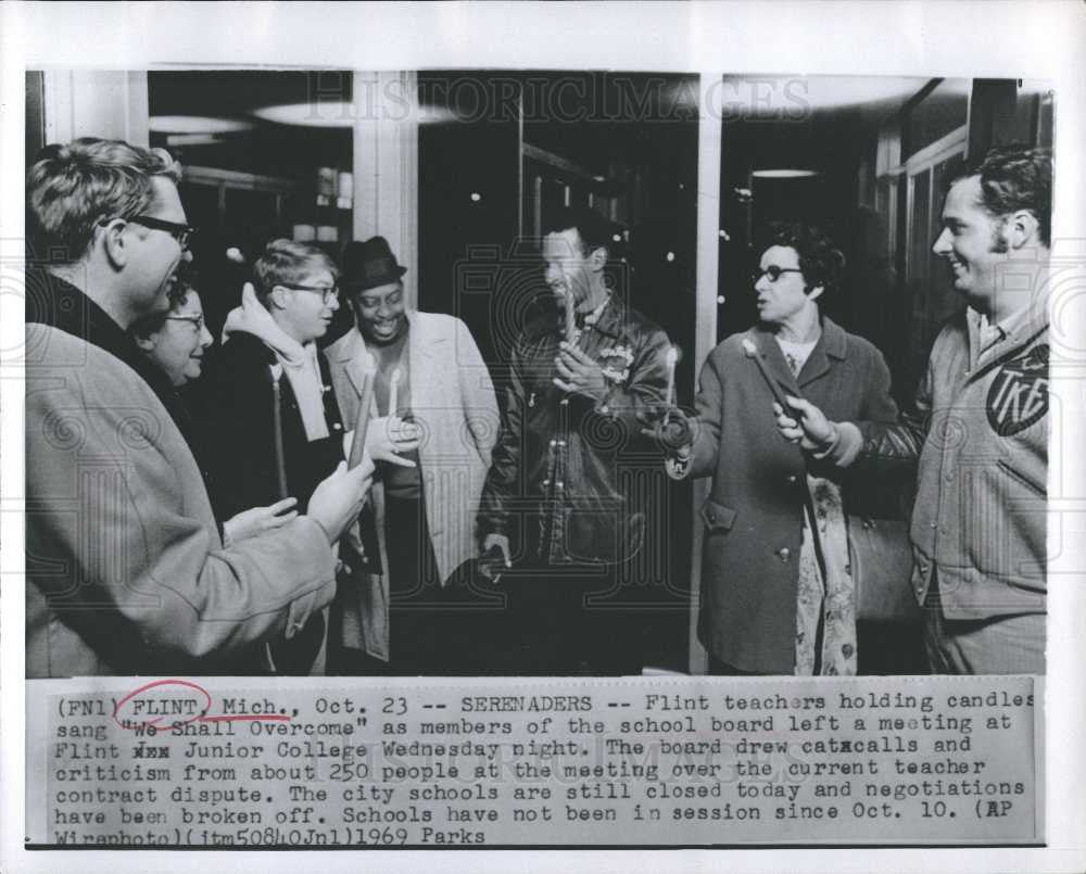 1969 Press Photo Flint Teachers Junior College Contract - Historic Images