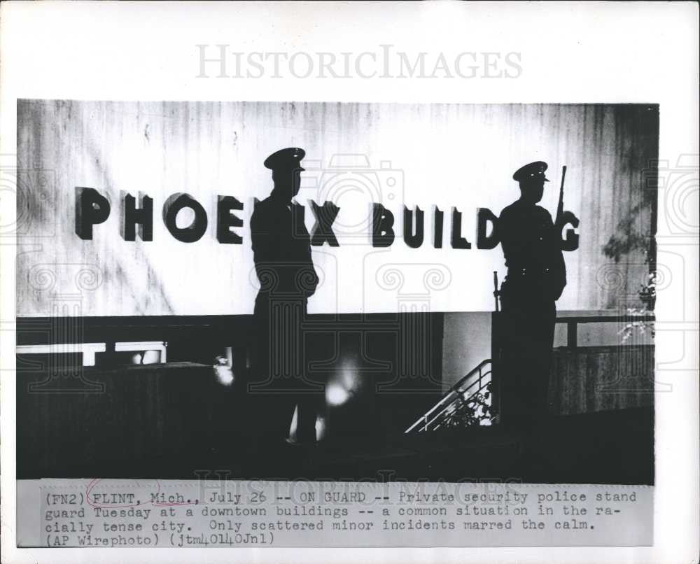 2000 Press Photo Flint MI Private Security Police - Historic Images