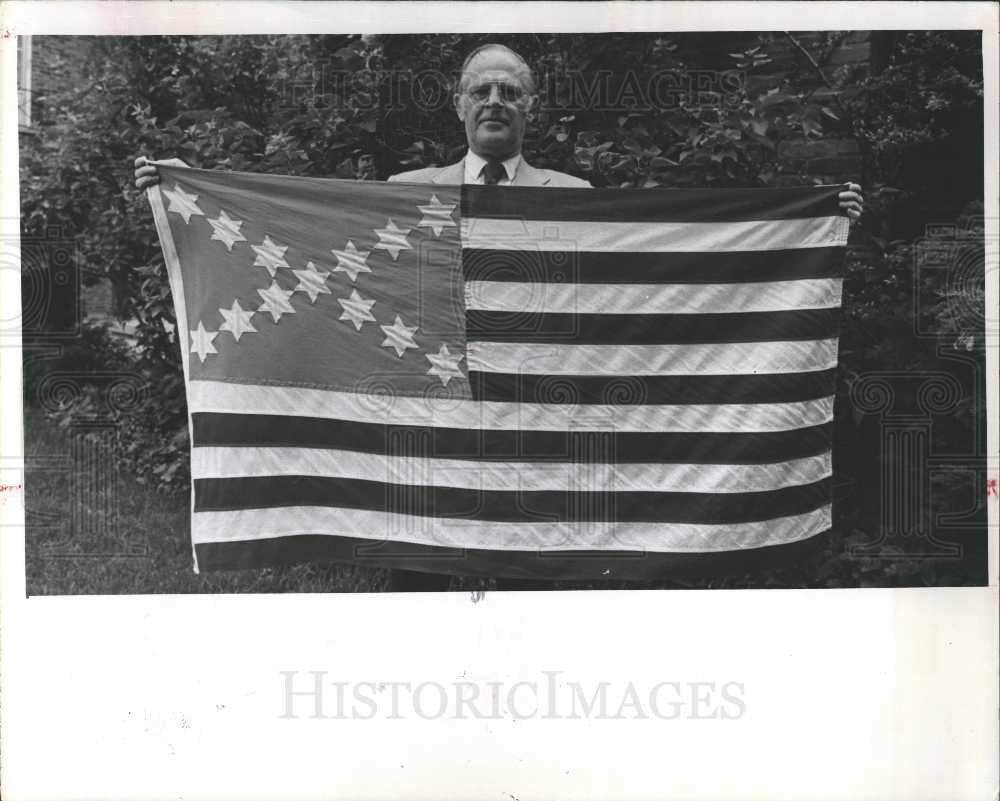 1976 Press Photo Tom Armstrong, Flag - Historic Images