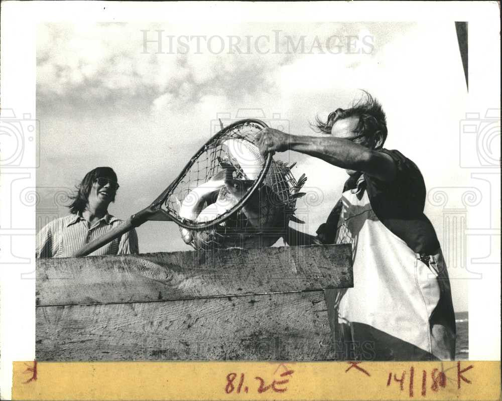 1975 Press Photo loading white fish in northern lake - Historic Images