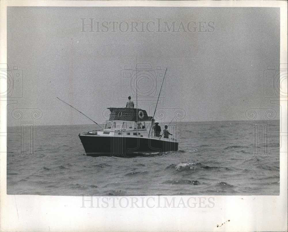 1974 Press Photo Charterboat Fishing Ecuadorian Shore - Historic Images