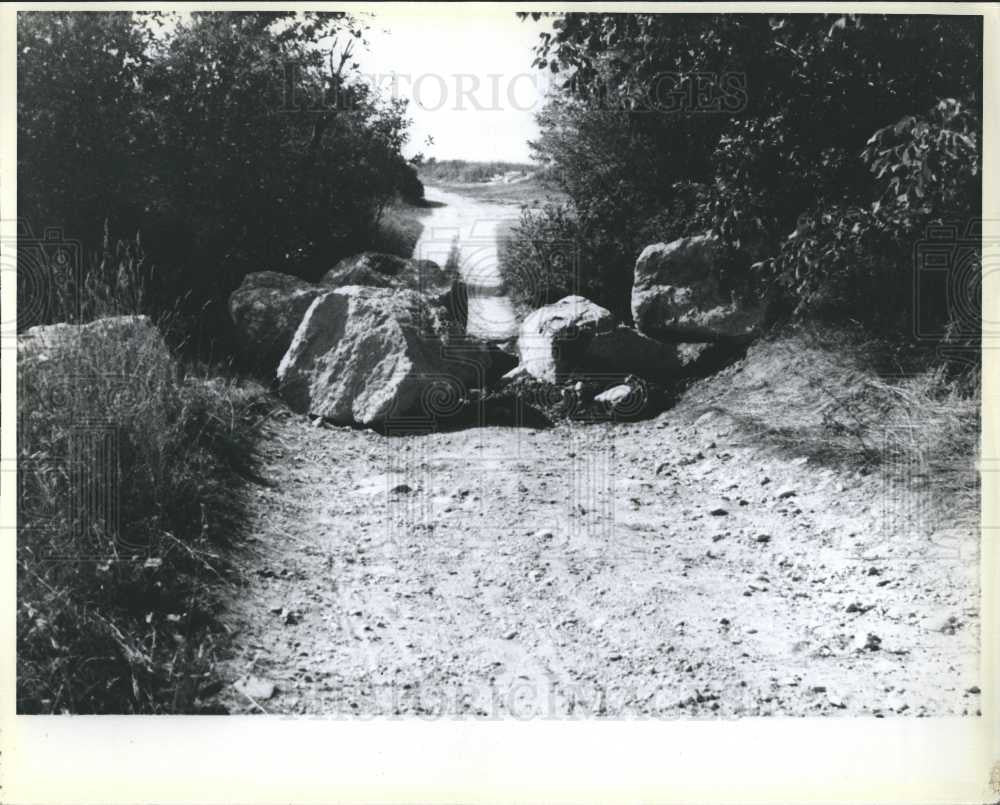 Press Photo Stones Blocking Road - Historic Images