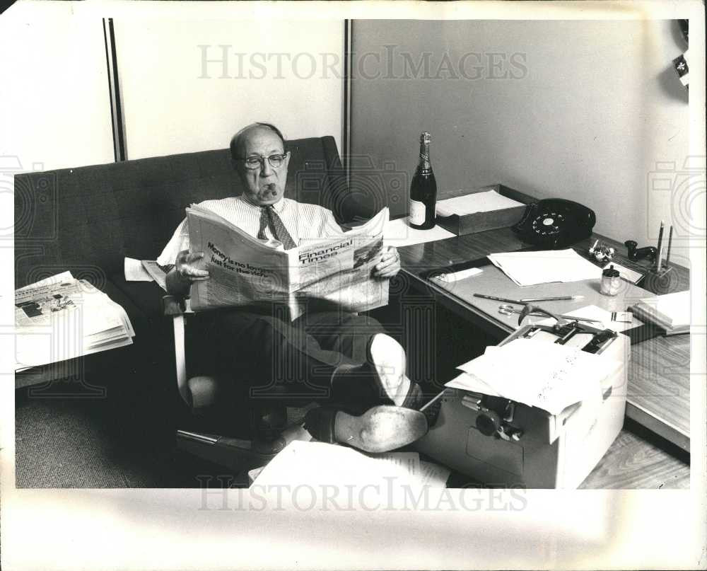 1975 Press Photo Canadian broadcaster Gordon Sinclair - Historic Images