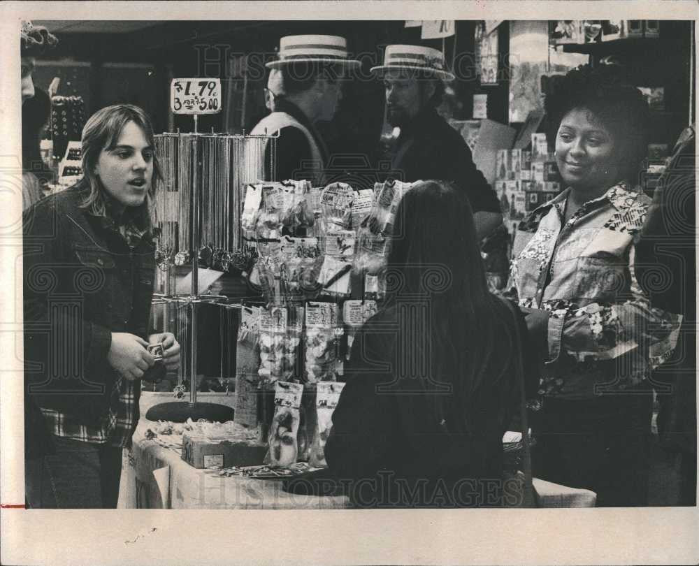 1974 Press Photo Flea Market Goods Sale - Historic Images