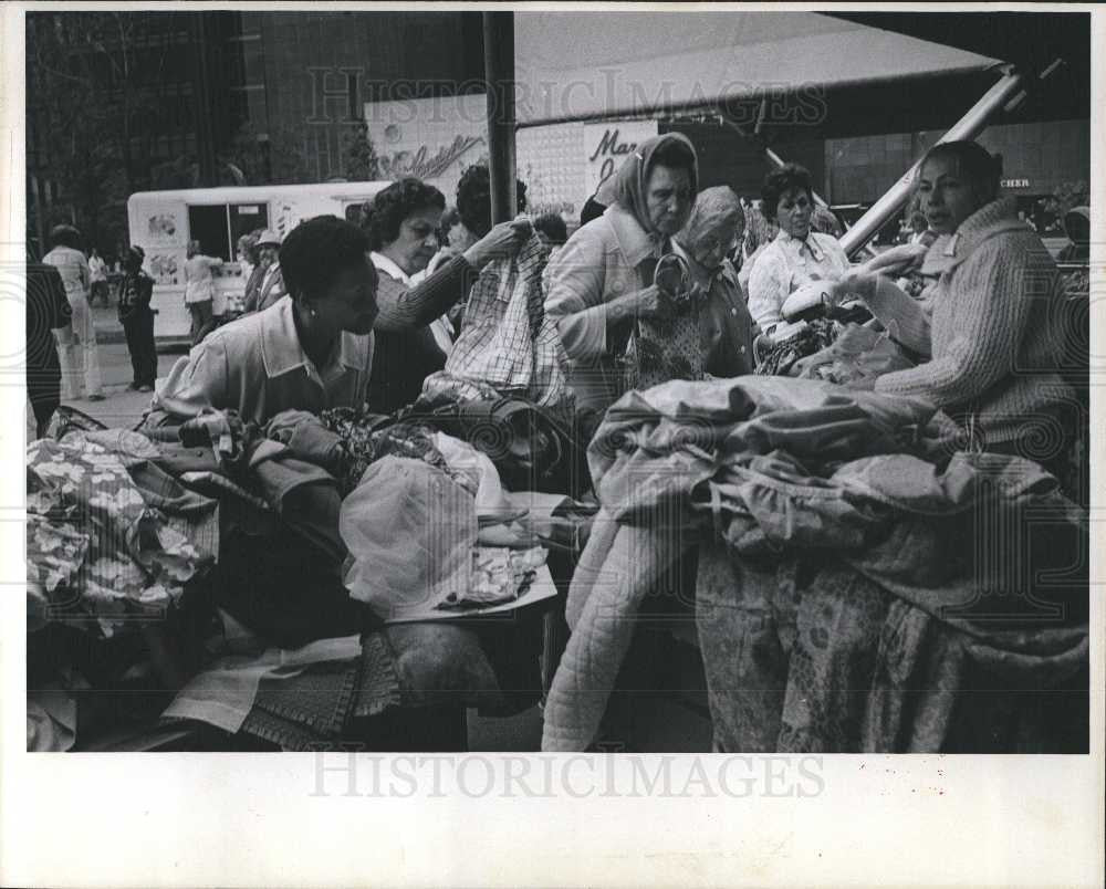 1977 Press Photo Flea Market - Historic Images