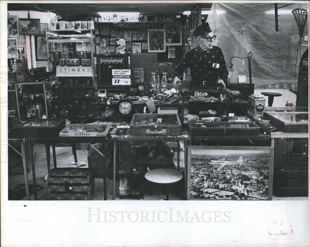 1977 Press Photo Bob Ola Utica Trader Ray Williams - Historic Images