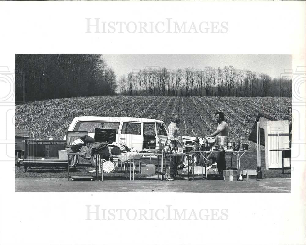 1983 Press Photo Flea Market Secondhand Goods Swap Meet - Historic Images