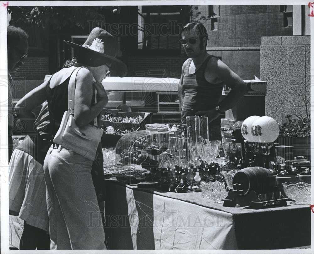 1973 Press Photo Flea Market Shoppers Browse Table 1073 - Historic Images