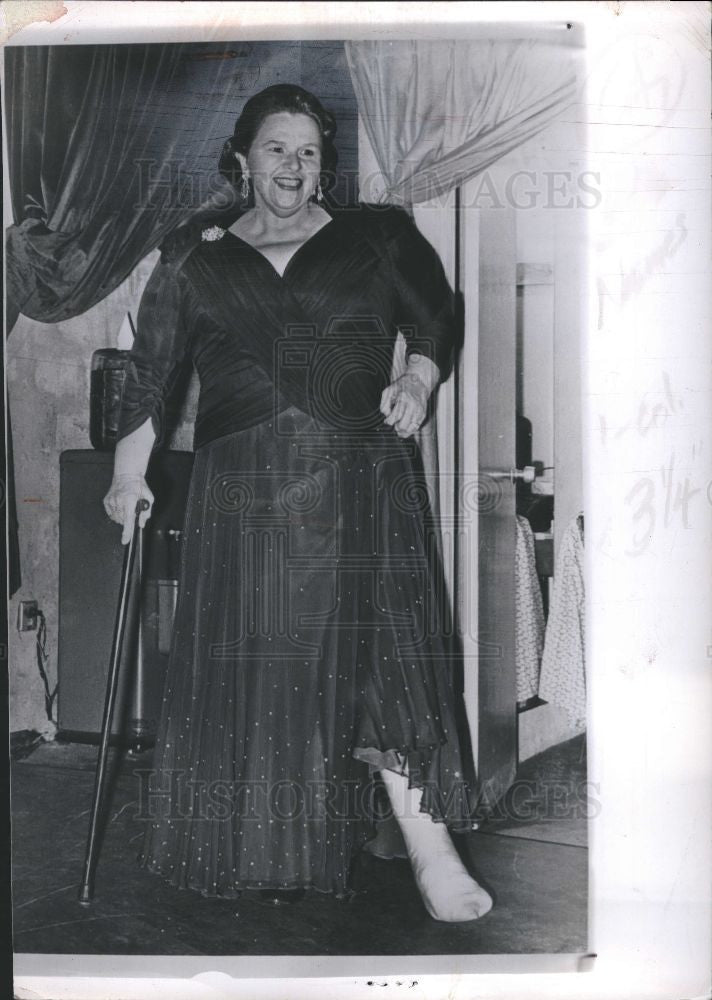 1964 Press Photo Kate Smith singer leg - Historic Images