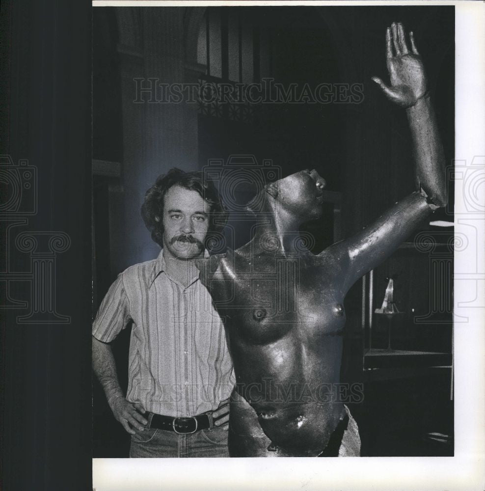 1978 Press Photo Sculptor John Slick Manufacturers Bank - Historic Images