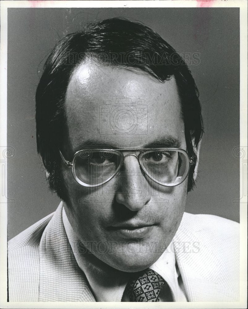 1983 Press Photo Allen Sloan book billions - Historic Images