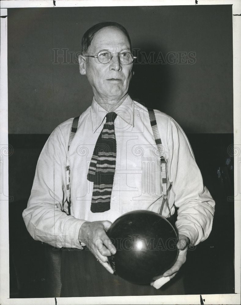 1943 Press Photo Charles W. (Deacon) Smith bowler ball - Historic Images