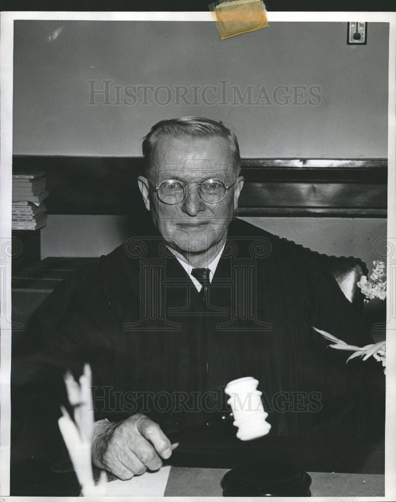 1939 Press Photo Detroit City Judge Photographed Court - Historic Images