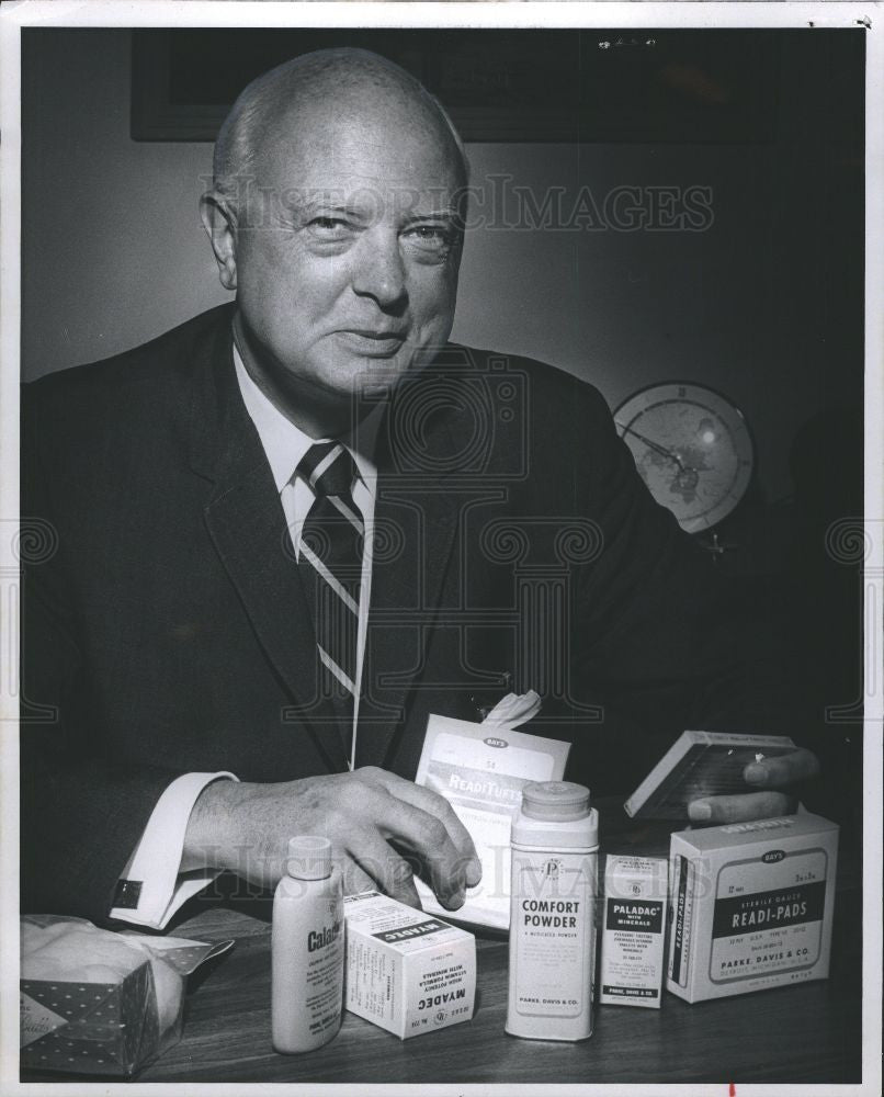 1967 Press Photo Dr Austin Smith cures - Historic Images
