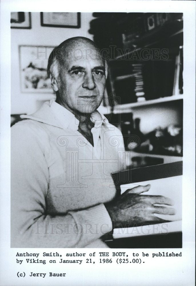 1988 Press Photo Anthony Smith author the body - Historic Images