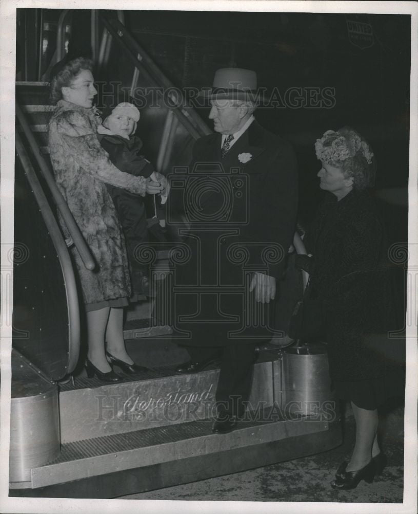 1946 Press Photo Mrs. Byron Slattery, Kim Slattery - Historic Images