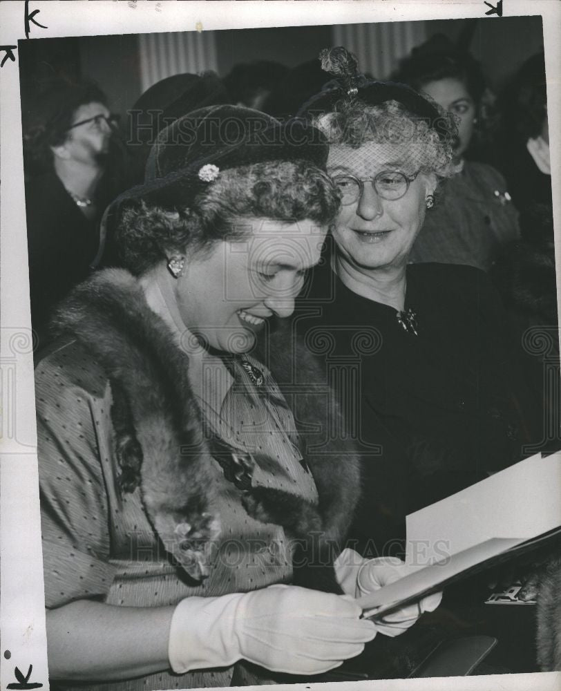 1952 Press Photo Mrs Frank Sladen - Historic Images