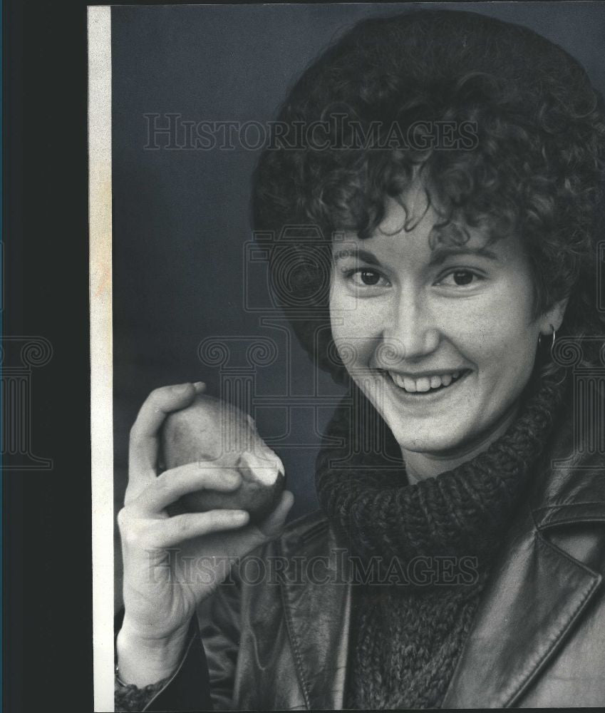 1981 Press Photo Carrie Smith Forget Harry author pear - Historic Images