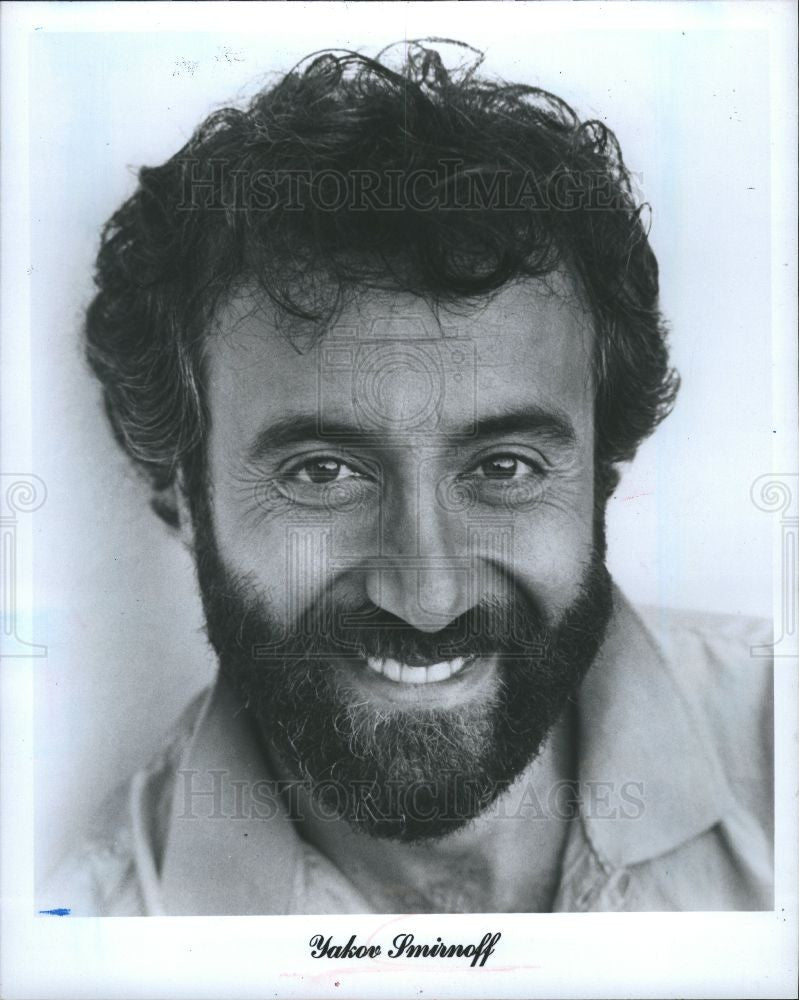 1992 Press Photo Yakov Smirnoff comedian painter - Historic Images