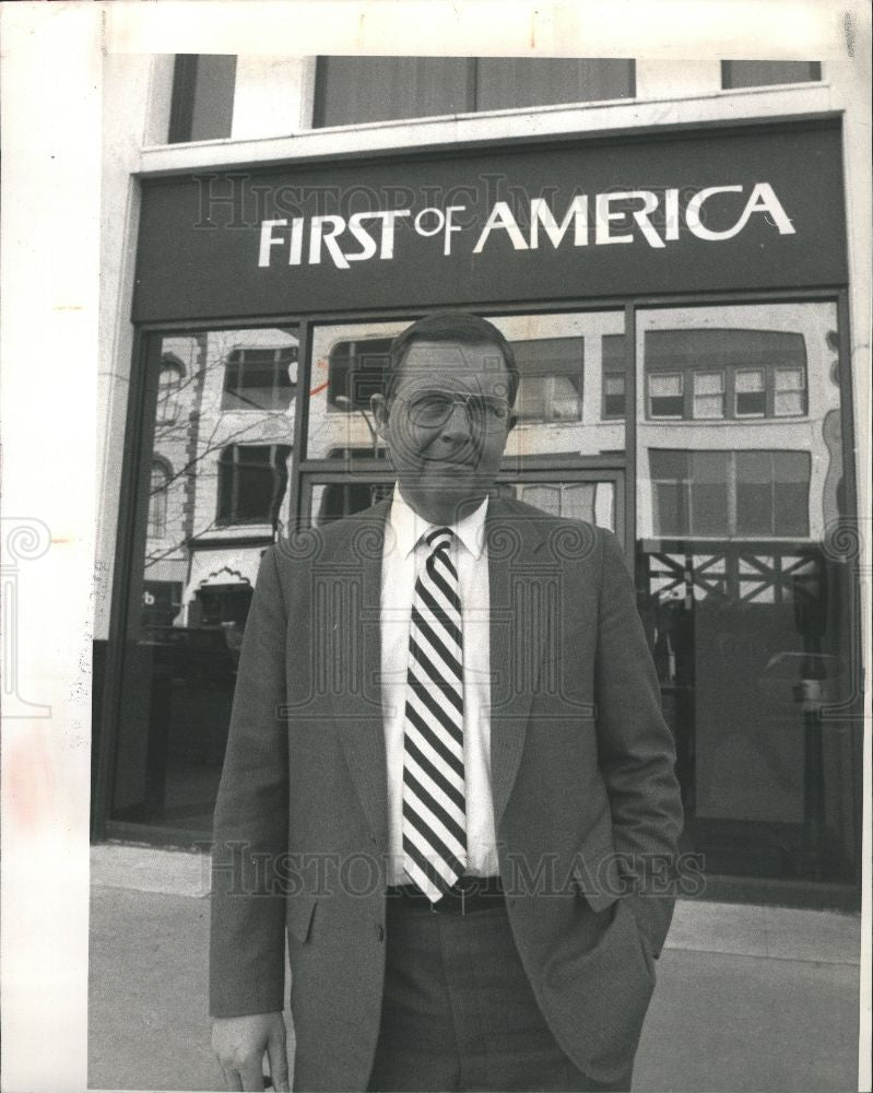 1988 Press Photo Daniel R. Smith Firt of America Bank - Historic Images