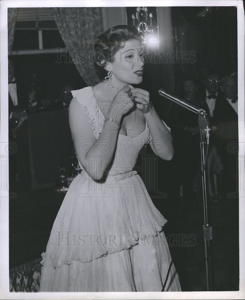 1953 Press Photo Dorothy Sarnoff - Historic Images