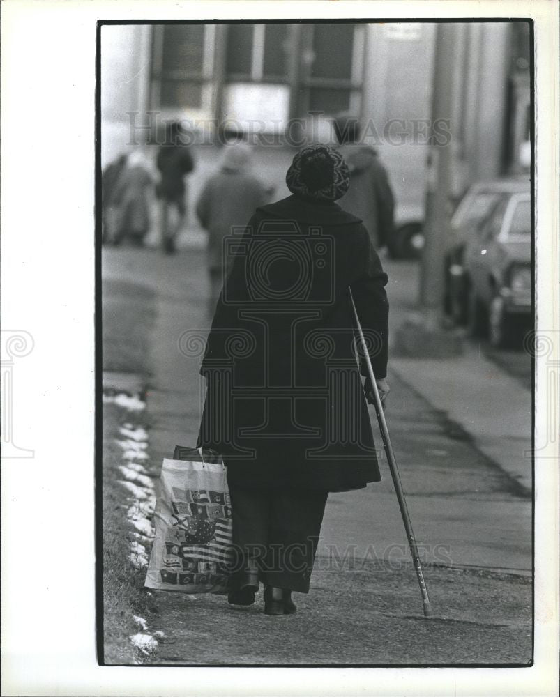 1997 Press Photo Ellen Sorver slow walk home woman - Historic Images
