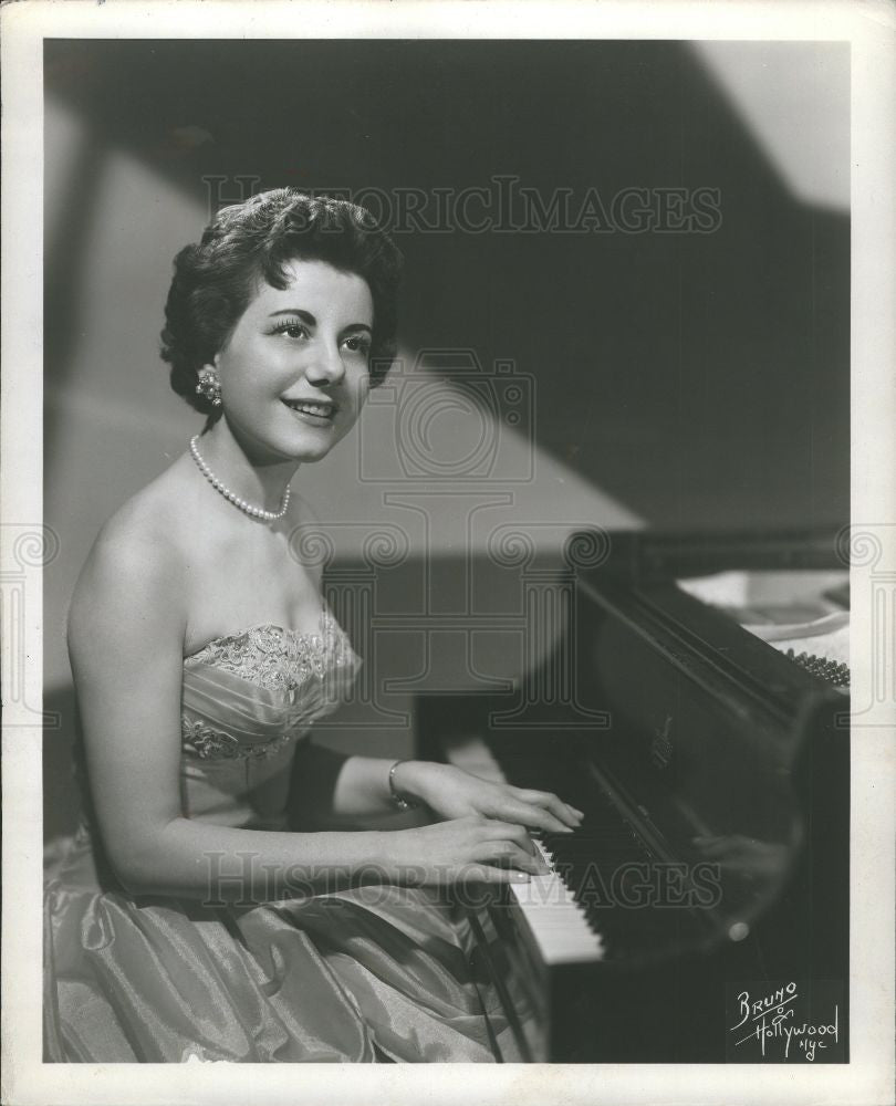 1962 Press Photo Nina Santa - Historic Images