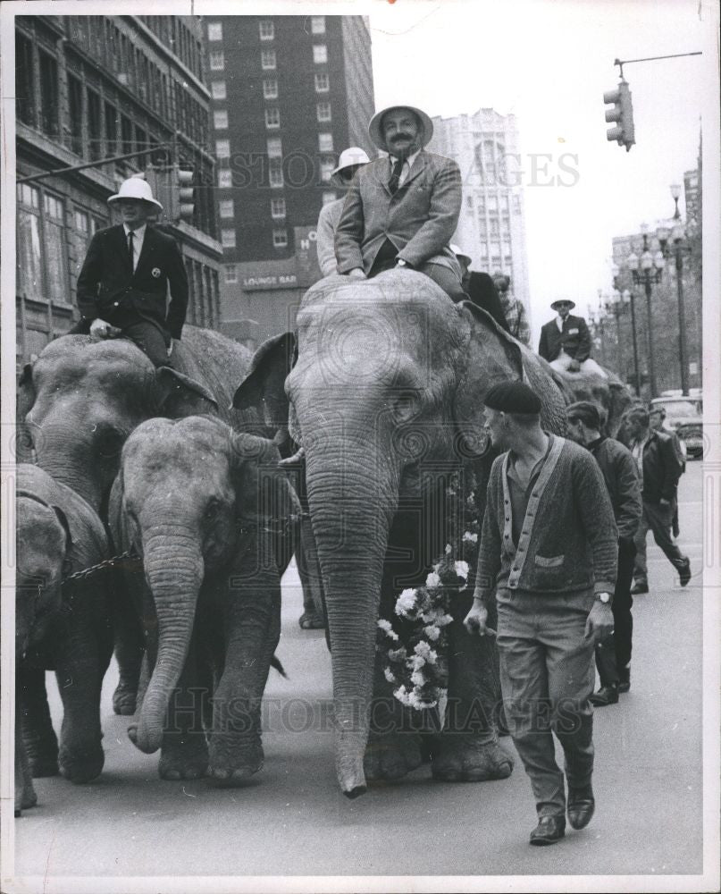 1966 Press Photo Pukka Sahib Van Sauter elephant ride - Historic Images