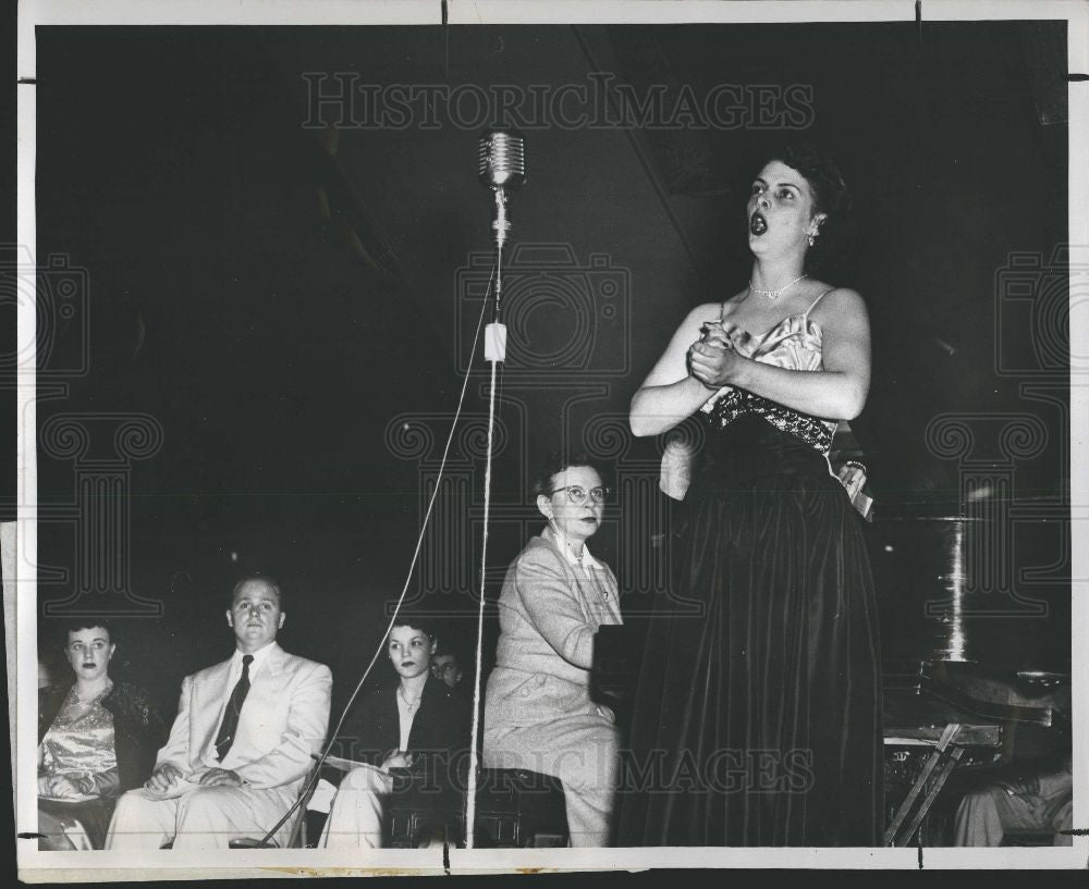 1951 Press Photo Dorothy Smith, mezzo soprano - Historic Images
