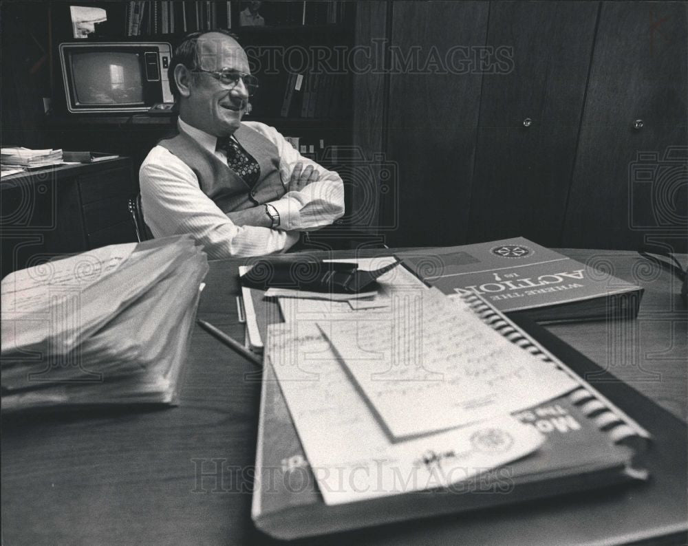 1984 Press Photo Frank Smith President CBS Sports - Historic Images
