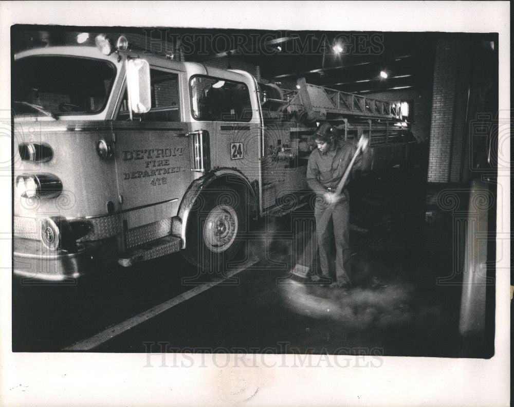 1990 Press Photo Linda Smith Fire Fighter Driver - Historic Images