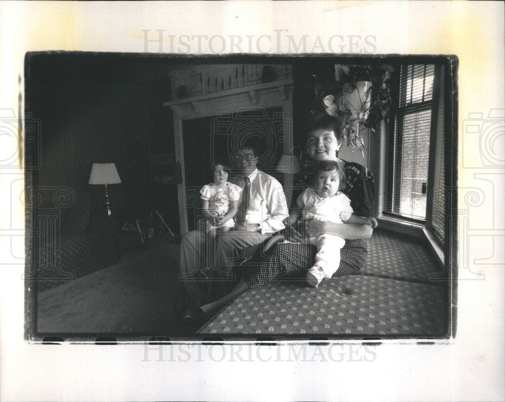 1989 Press Photo Family living room restored house kids - Historic Images
