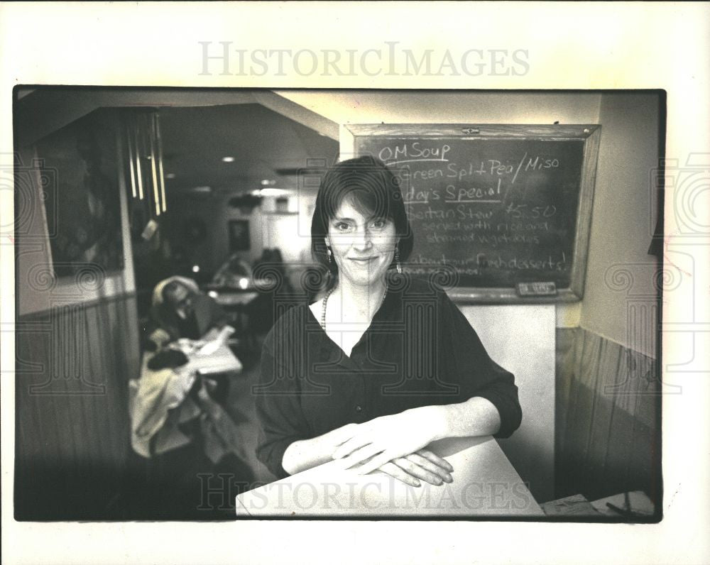 1988 Press Photo Om cafe owner Colleen Smiley Woodward - Historic Images