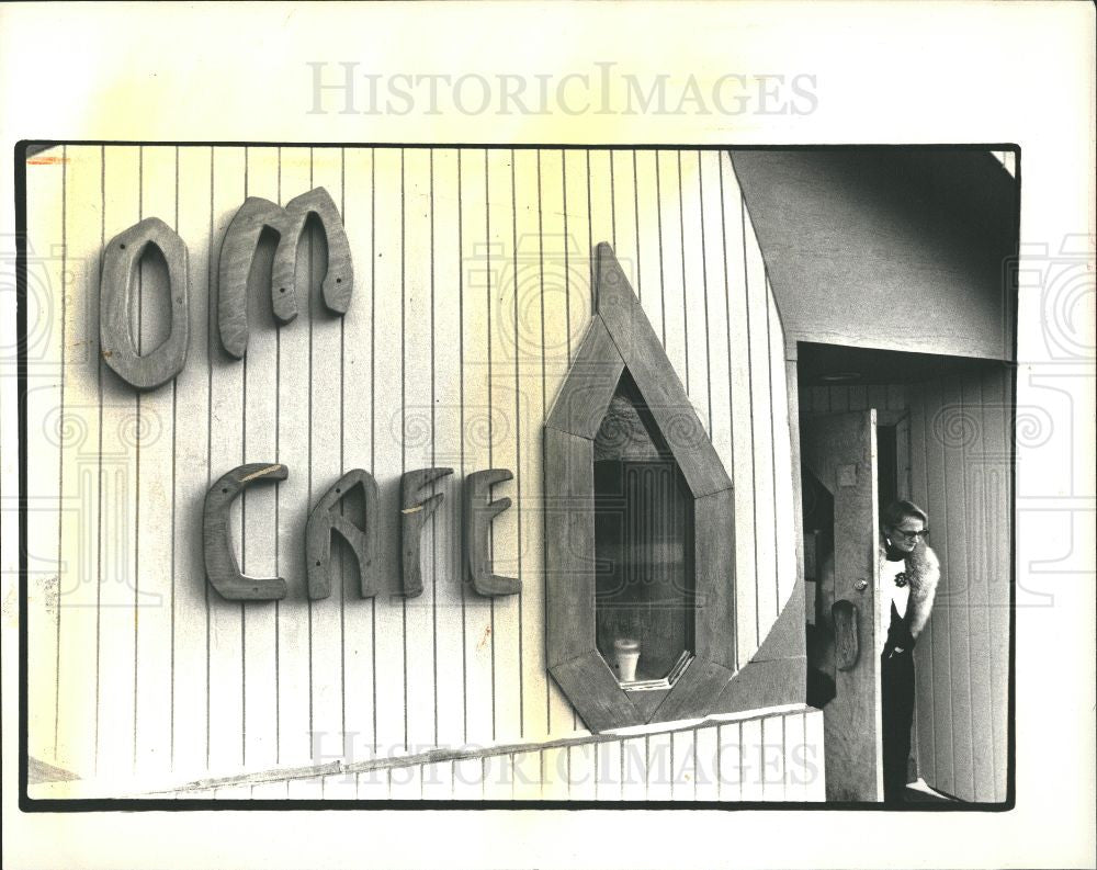 1988 Press Photo Om Cafe review Ferndale Woodward - Historic Images