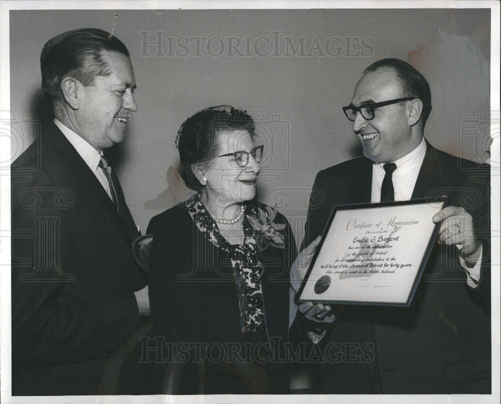 Press Photo Detroit woman Gets Certificate - Historic Images