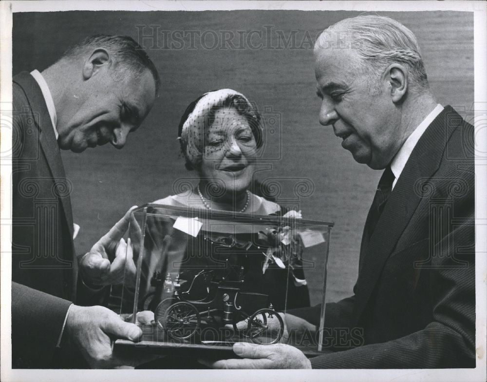 1958 Press Photo Mrs. Leo Slocum, prototype, Detroit - Historic Images