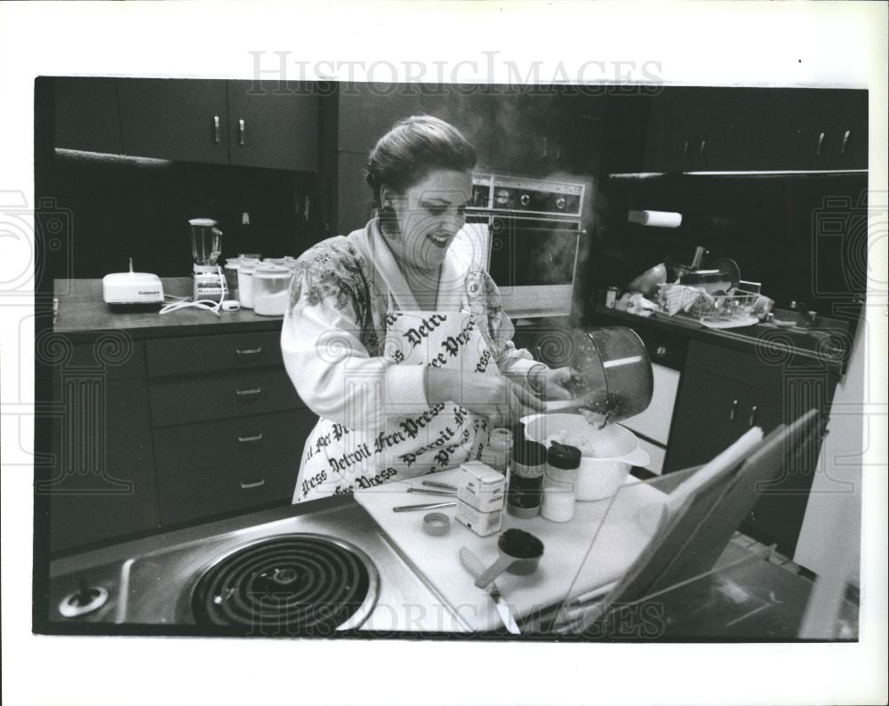 1991 Press Photo Jeanne Sarna meal kitchen thanksgiving - Historic Images