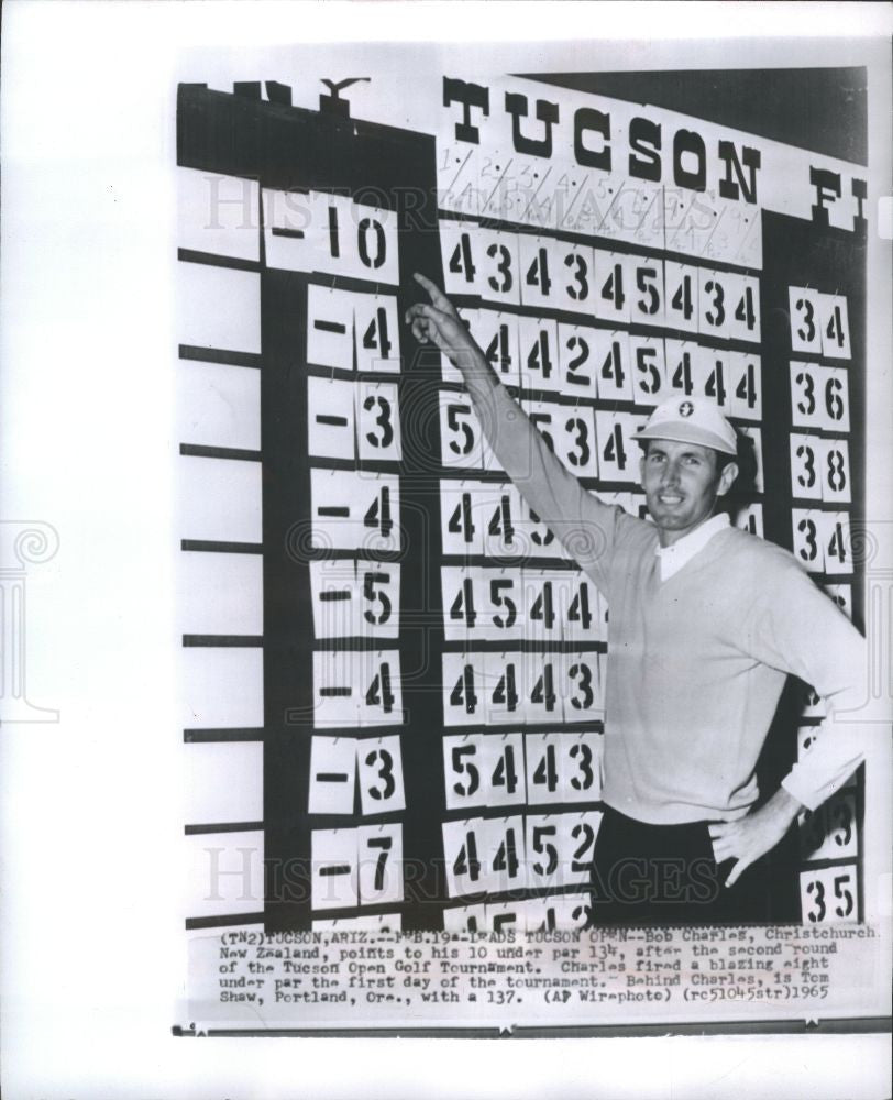 1965 Press Photo Bob Charles pointing out his score - Historic Images