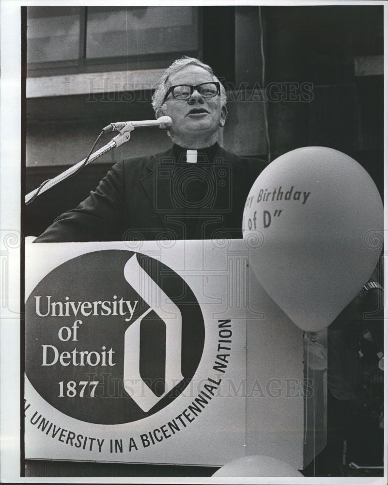 1977 Press Photo Father Malcolm Carron, S.J President - Historic Images