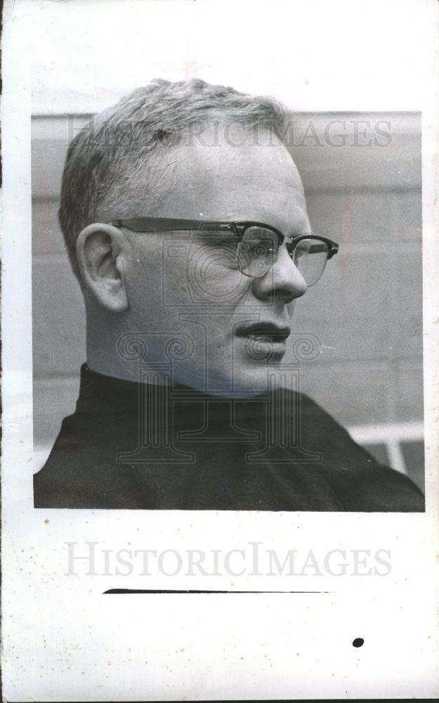 1964 Press Photo Fr. Malcolm Carron University Detroit - Historic Images