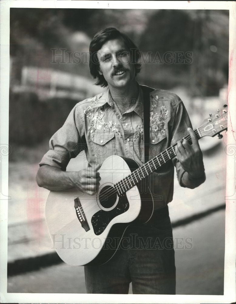 1974 Press Photo Tom Chapin Singer Musician Entertainer - Historic Images
