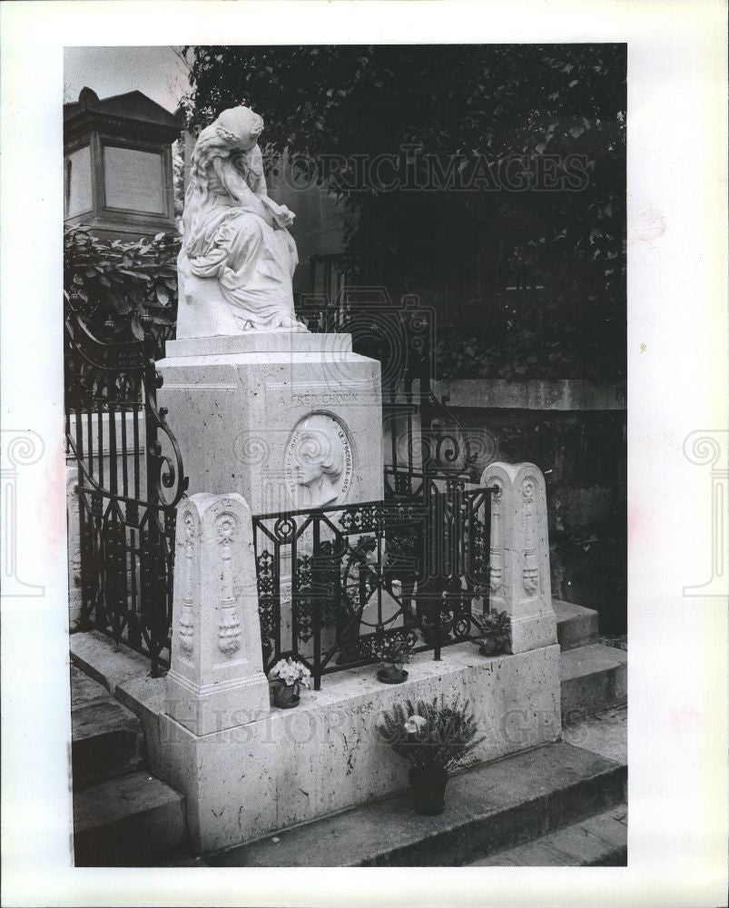 1960 Press Photo Frederic Chopin monument Pere Lachaise - Historic Images