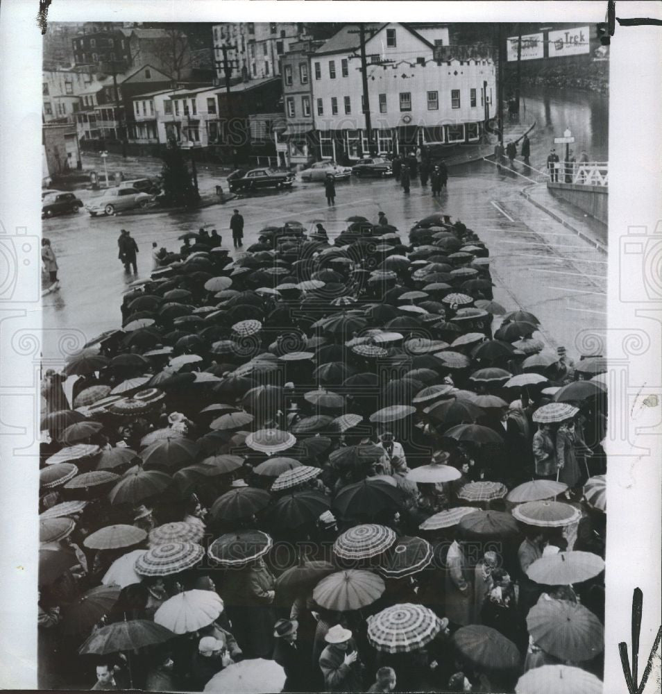 1952 Press Photo Umbrella Rainshade - Historic Images