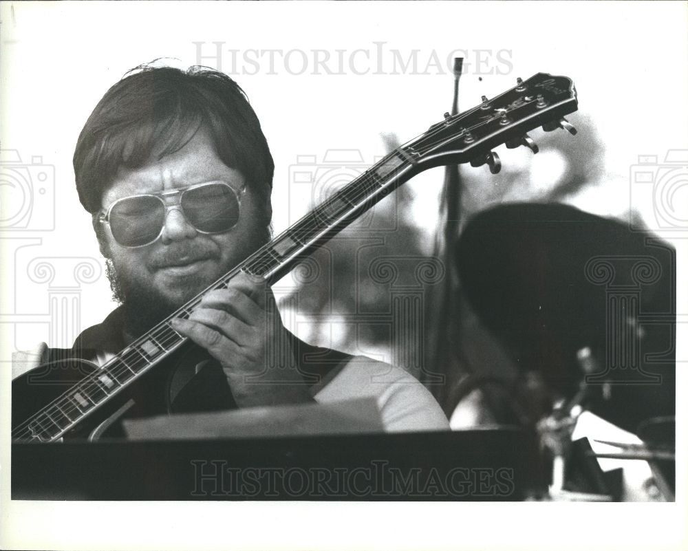 1992 Press Photo Steven Carryer guitarist concentrates - Historic Images